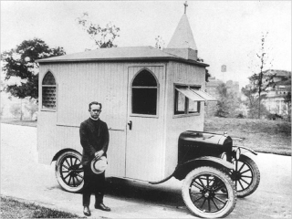 Illustration for article titled Crazy Wooden Homes on Wheels Are Ripped Out of Victorian Dreams